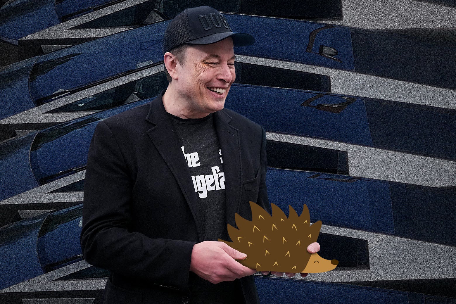 Elon Musk, elinde bir Hahayes kirpisi tutuyor ve gülümsüyor; arkasında bir araba galerisinde sıralanmış Tesla'lar var.