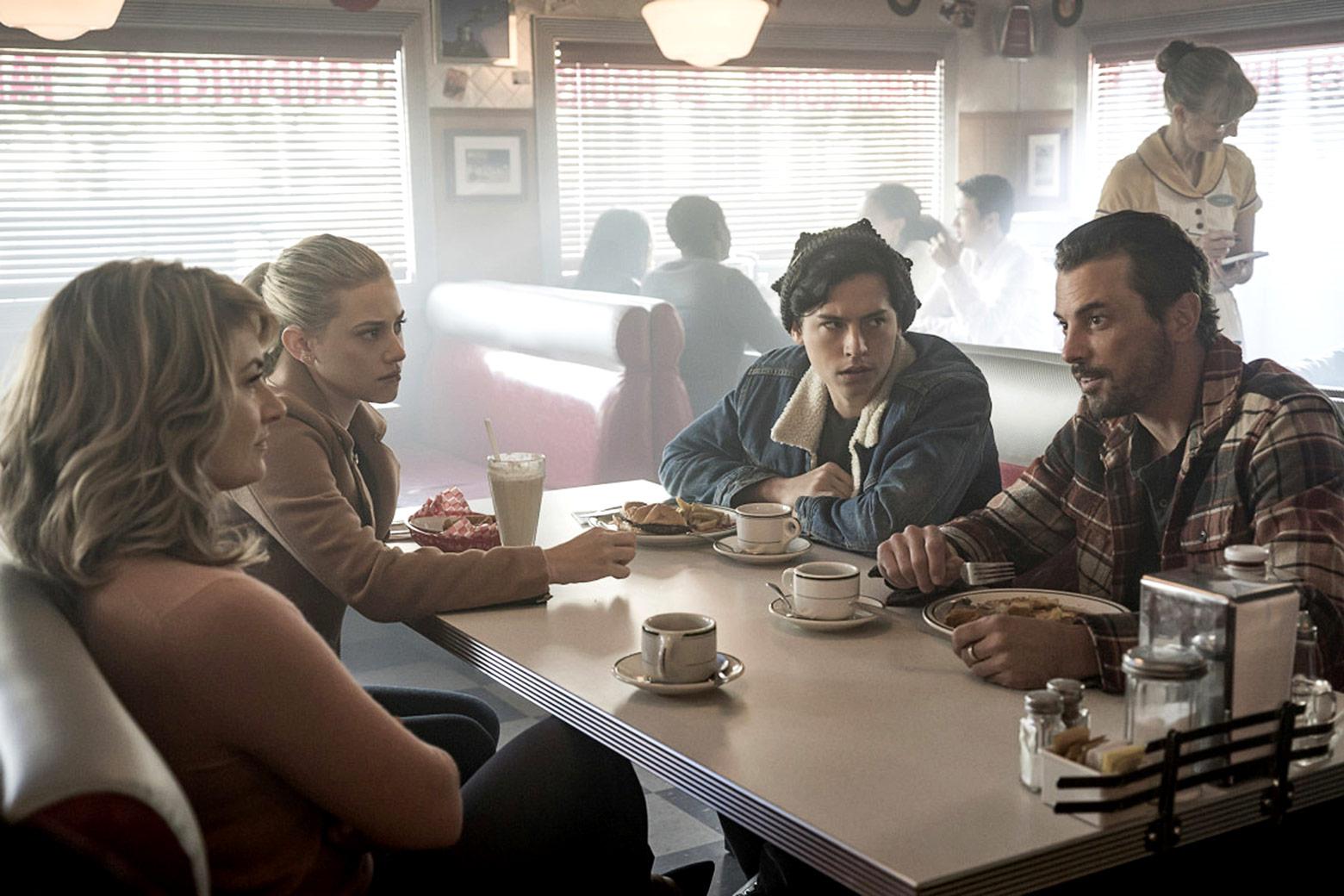 Mädchen Amick, Lili Reinhart, Cole Sprouse, and Skeet Ulrich in Riverdale.