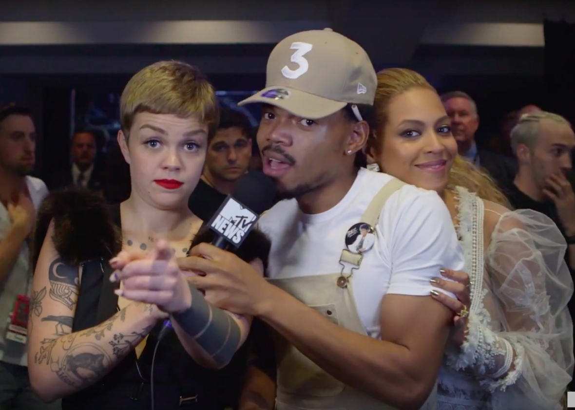 Beyoncé surprised Chance the Rapper midinterview at the VMAs (VIDEO).