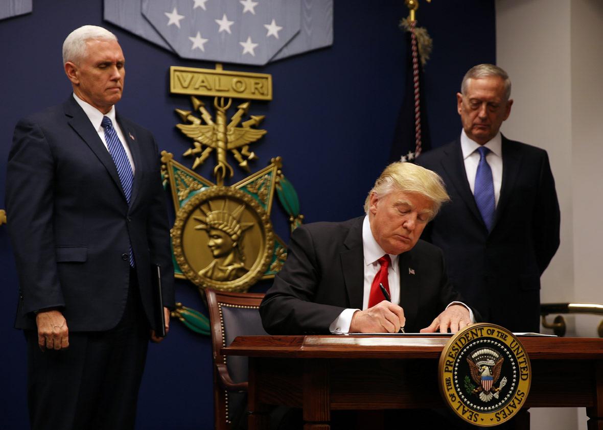  U.S. President Donald Trump signs a travel ban executive order at the Pentagon in Washington, U.S., January 27, 2017. 