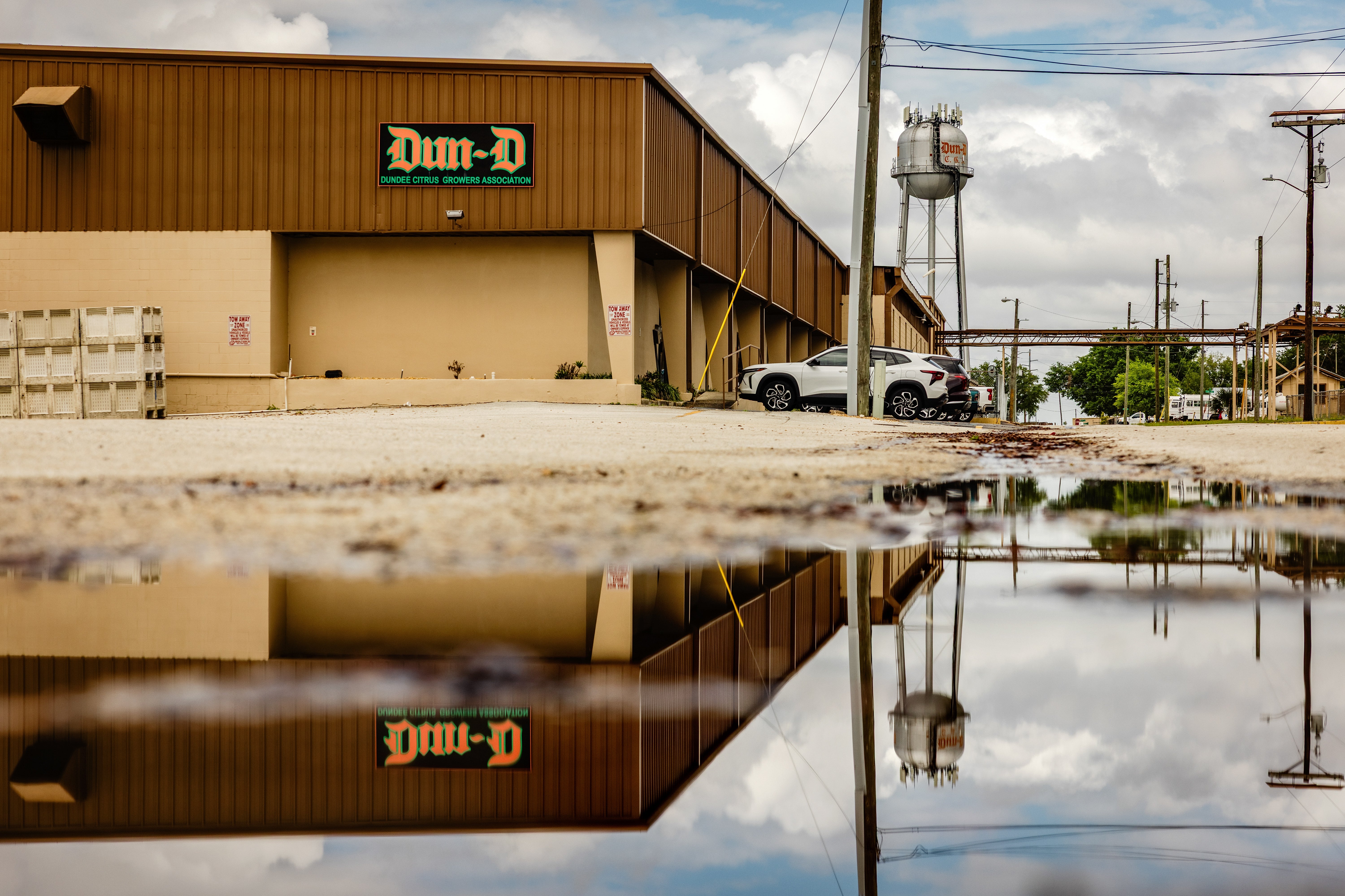 The Dun-D citrus business has an empty parking lot with big puddles. 