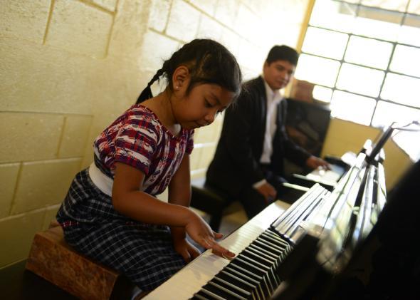 How to learn to play piano without actually owning a piano and when one on  one lessons are not an option - Quora