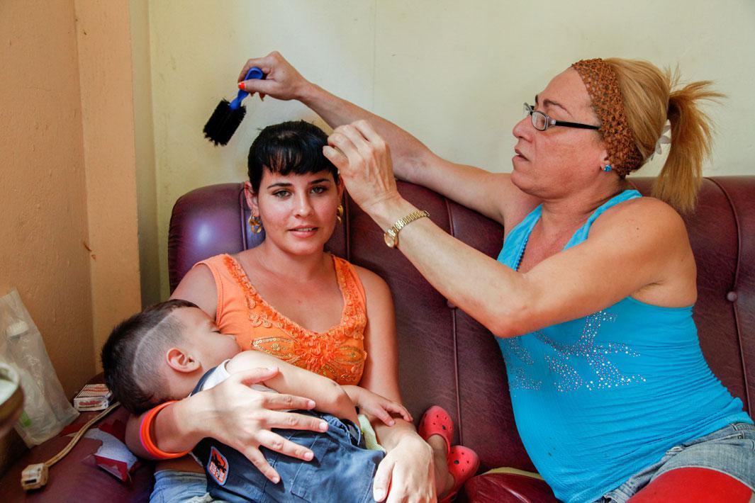 Sissi, hairdresser, with her niece, Cienfuegos 