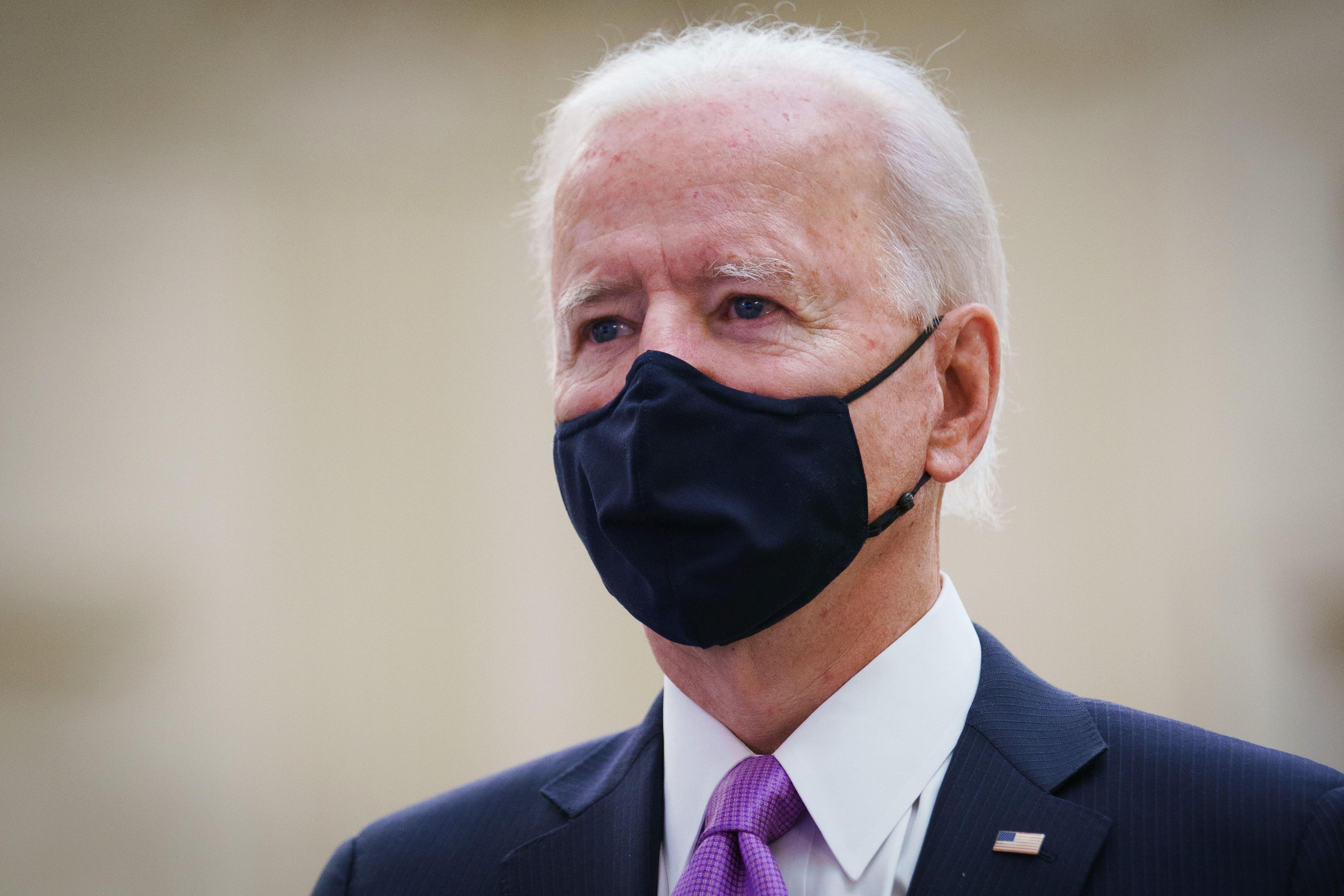 Biden wearing a black mask