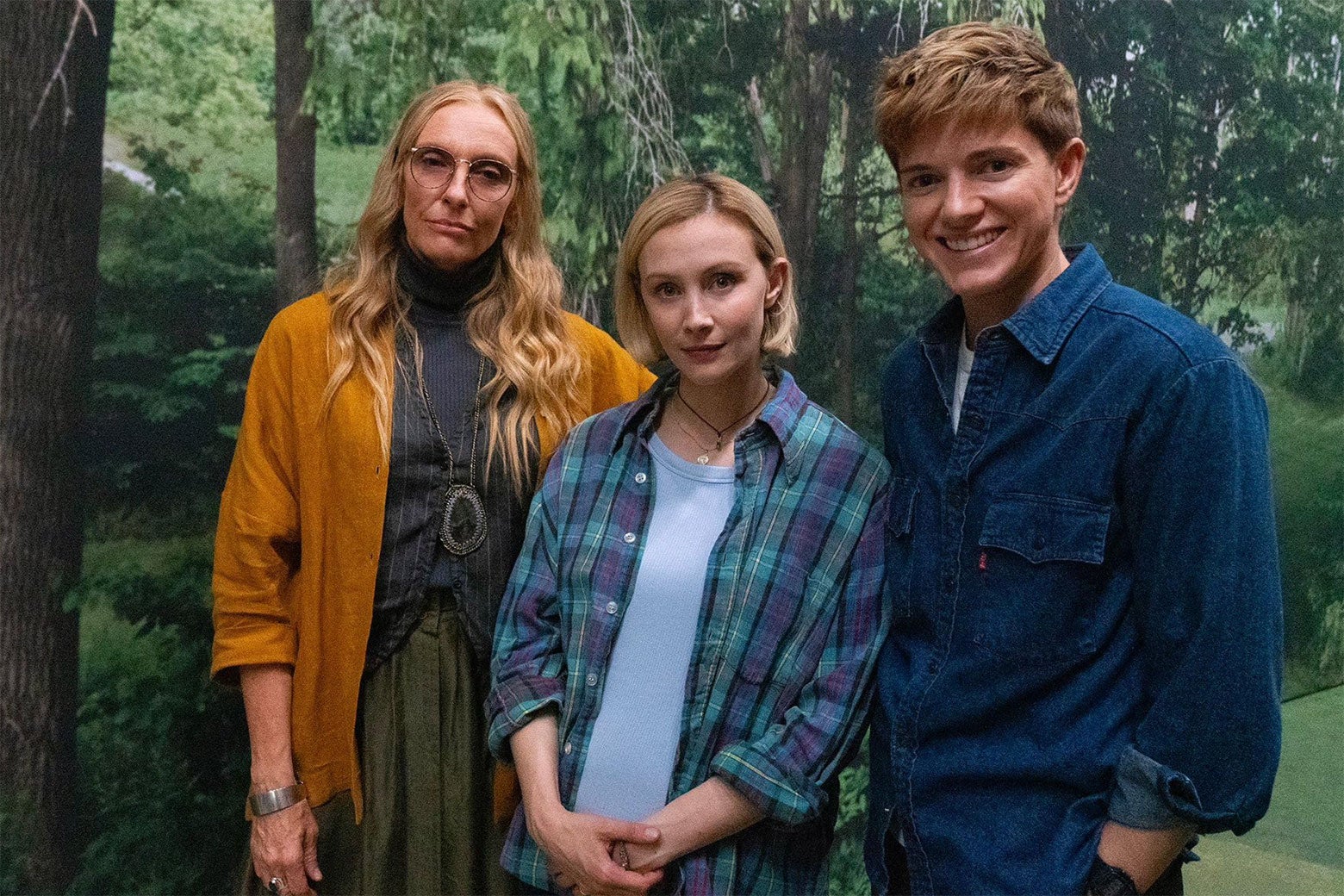 Standbild aus „Wayward“ von Netflix mit Toni Collette, Sarah Gadon und Mae Martin.