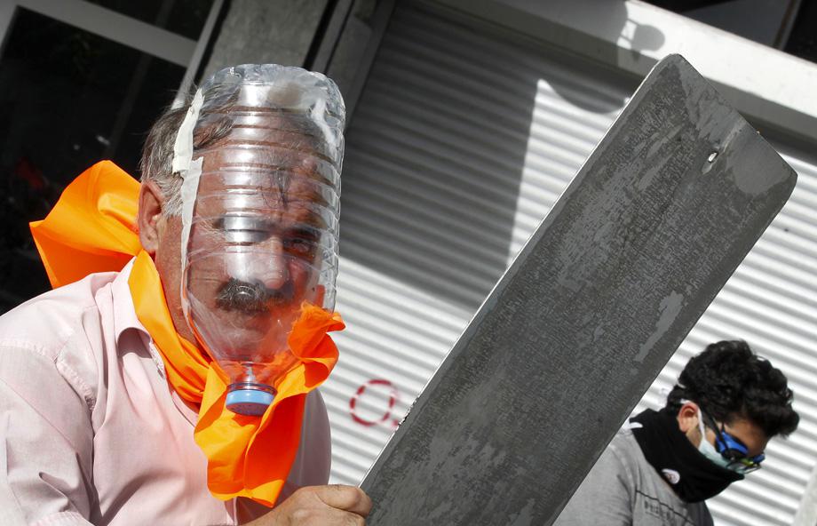 A demonstrator wears a gas mask made out of a plastic water bottle during a protest against Turkey's Prime Minister Tayyip Erdogan and his ruling AK Party in central Ankara June 2, 2013.