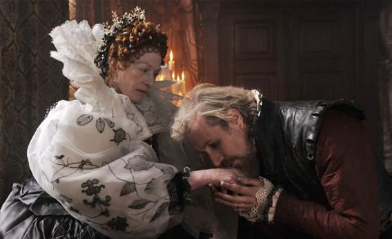 Still of Vanessa Redgrave and Rhys Ifans in Anonymous.