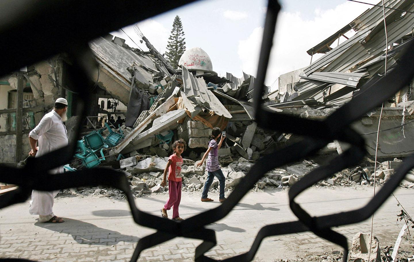 Israeli army destroys Al Farouk Mosque during 'Operation Protective Edge'.