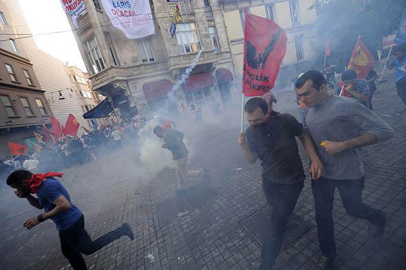 Protestors clash with Turkish riot policemen during a protest against the demolition of Taksim Gezi Park on May 31, 2013, in Taksim quarter of Istanbul.