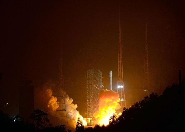 A Long March-3B carrier rocket carrying China's Chang'e-3 lunar probe takes off from the Xichang.
