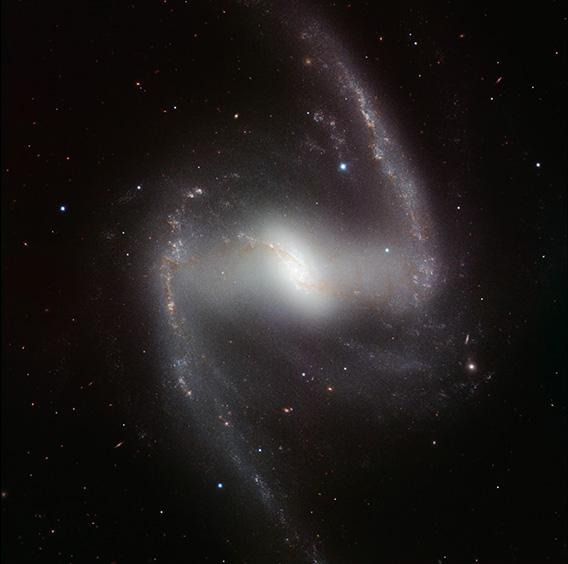HAWK-I infrared image of the spectacular barred spiral galaxy NGC 1365*