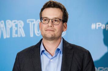 In John Green's 'Turtles All the Way Down,' a Teenager's Mind Is