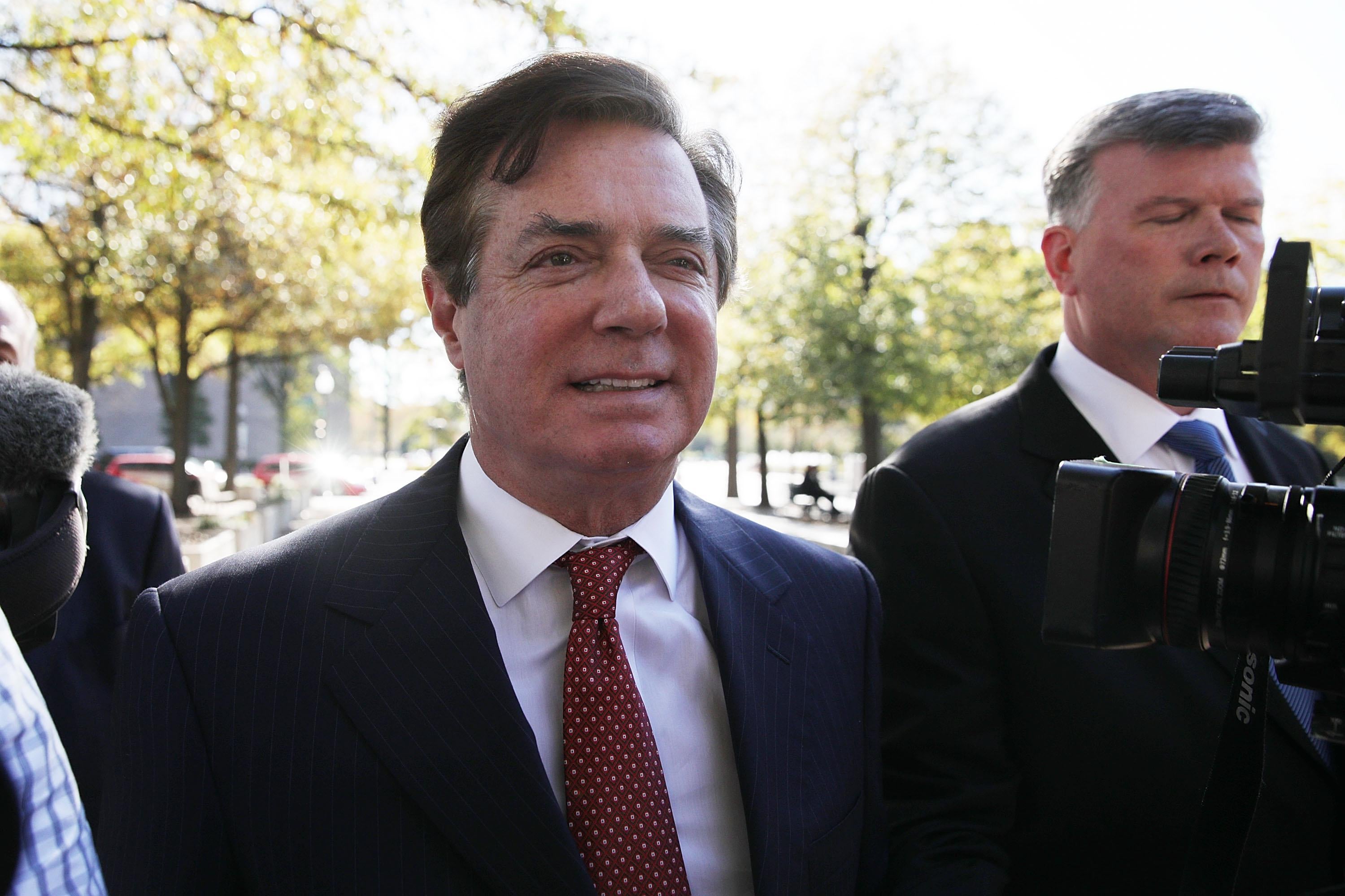 WASHINGTON, DC - NOVEMBER 02:  Former Trump campaign chairman Paul Manafort (L) arrives at a federal courthouse with his attorney Kevin Downing (R) November 2, 2017 in Washington, DC. Manafort and his associate Rick Gates were expected to appear in court again this afternoon for a hearing.  (Photo by Alex Wong/Getty Images)
