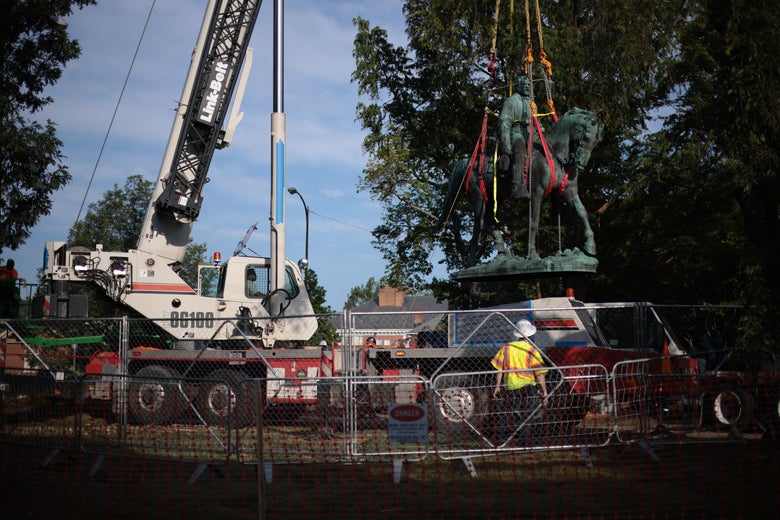 Charlottesville Removes Robert E. Lee Statue Four Years After Deadly White Supremacist Rally Charlottesville Removes Robert E. Lee Statue Four Years After Deadly White Supremacist Rally