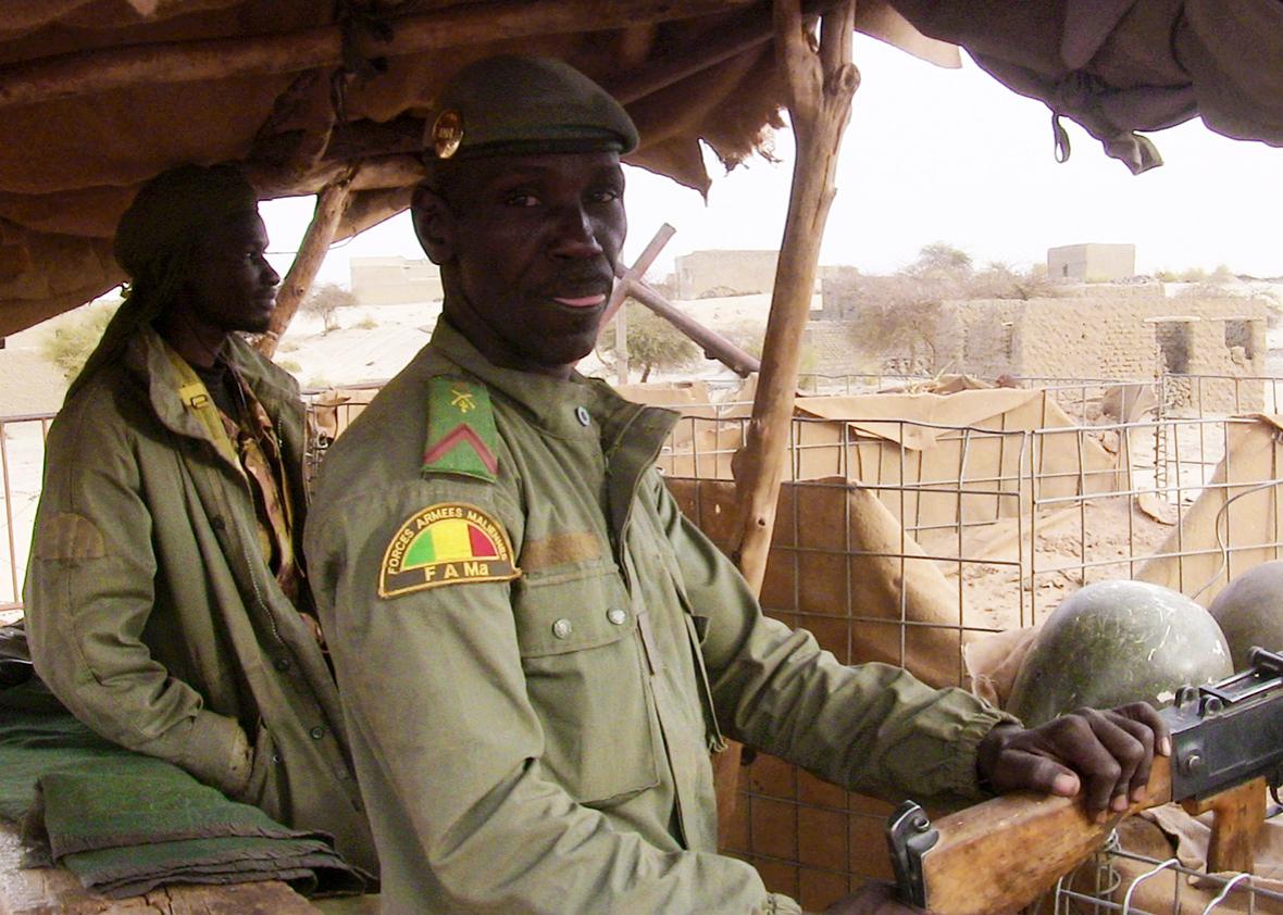 Malian soldiers stand guard on May 2, 2016 in Timbuktu, northern Mali. 