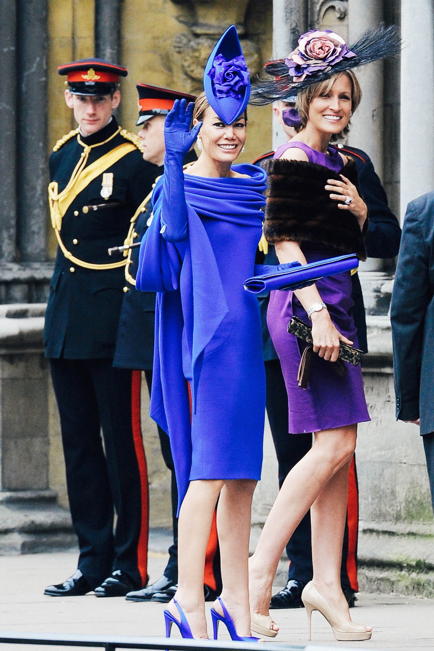 Tara Palmer-Tomkinson's blue dress, heels, bag, and gloves match her blue fascinator.