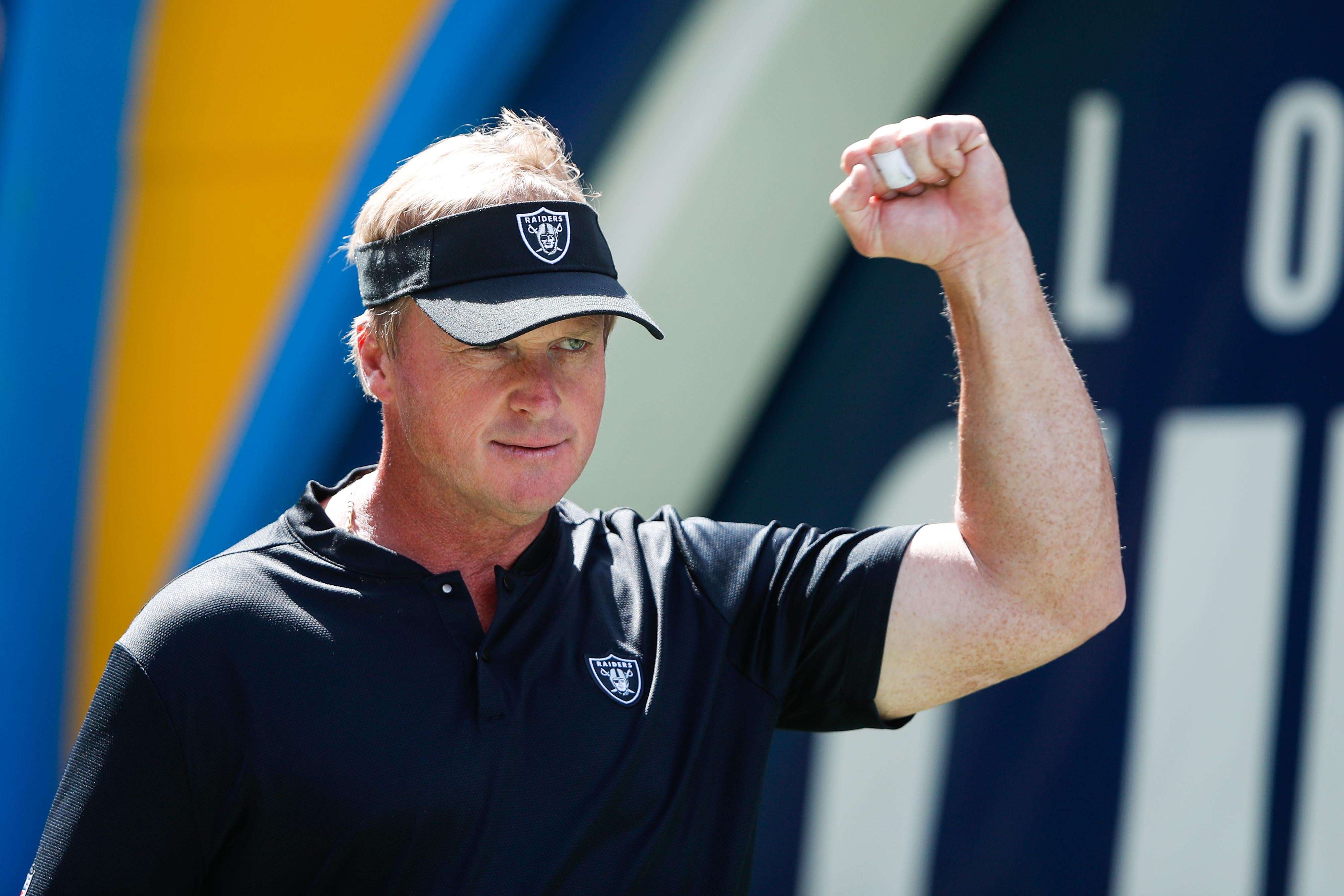 Jon Gruden dons Oakland Raiders cap to start game vs. Chargers