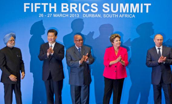(L-R) Indian Prime Minister Manmohan Singh, Chinese President Xi Jinping, South African President Jacob Zuma, Brazilian President Dilma Rousseff and Russian President Vladimir Putin applaud at a photo session during the fifth BRICS Summit in Durban, March 27, 2013. 