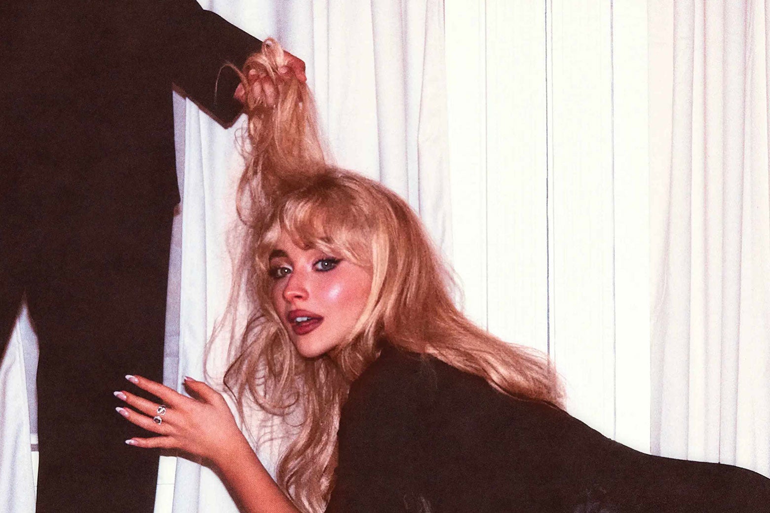 Sabrina Carpenter'ın diz çökerken kamera dışında bir adam tarafından saçlarından çekildiği Man's Best Friend albümünün kapağı.