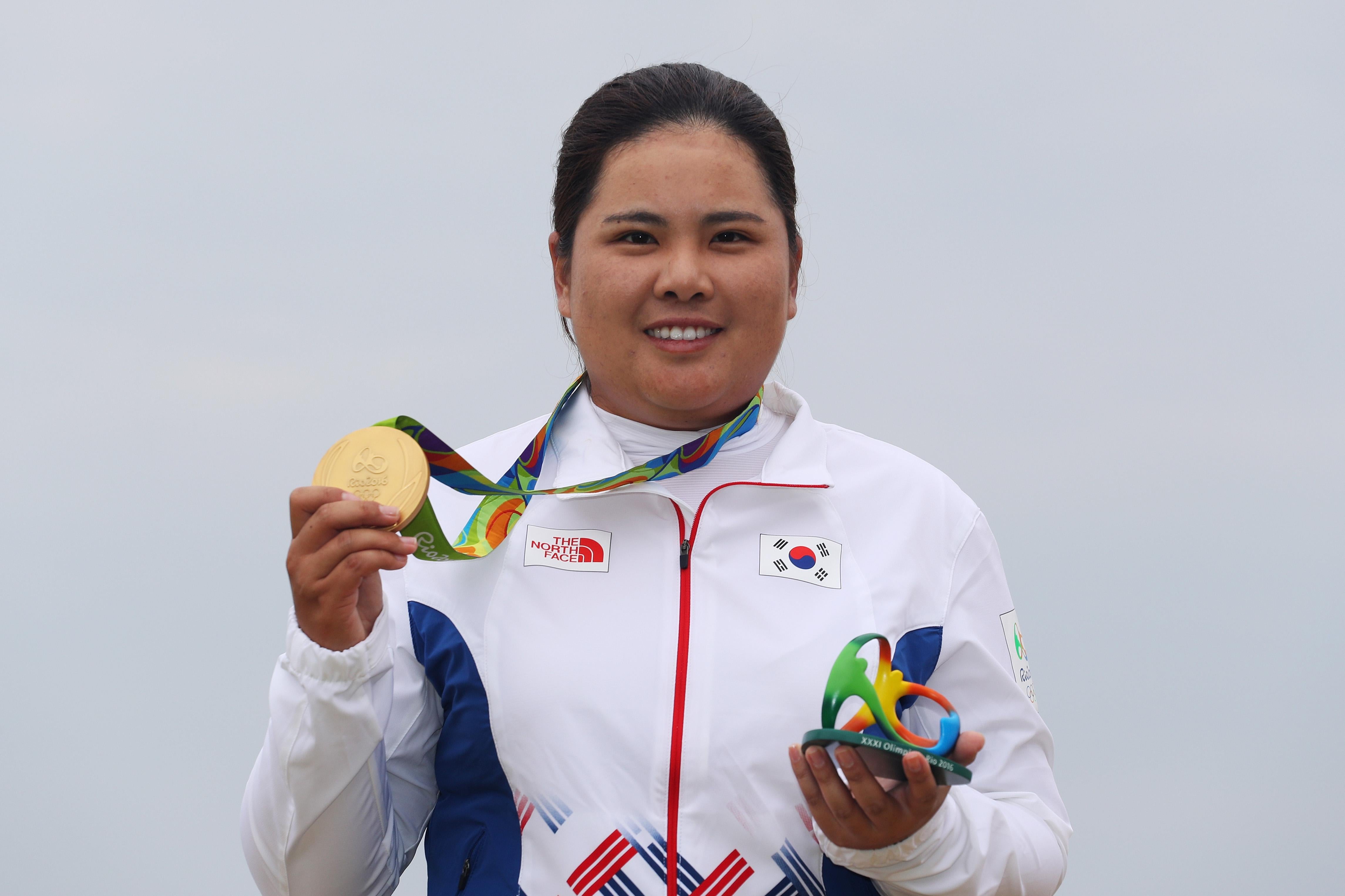 Gold medalist Inbee Park poses with her medal and the Rio Olympics logo statue.