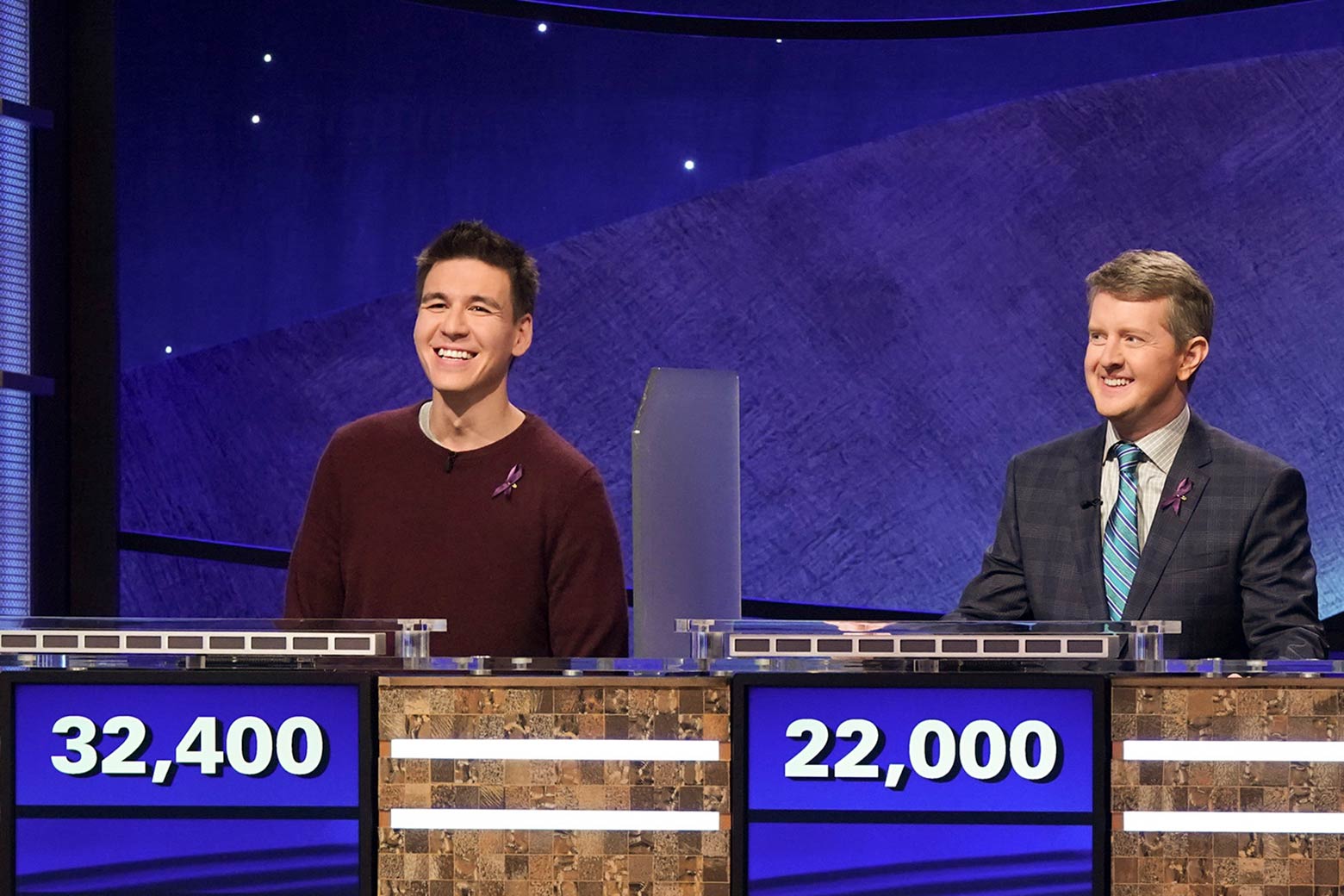 Holzhauer and Jennings smile from behind their podiums. Holzhauer has $32,400 on the board, and Jennings has $22,000.