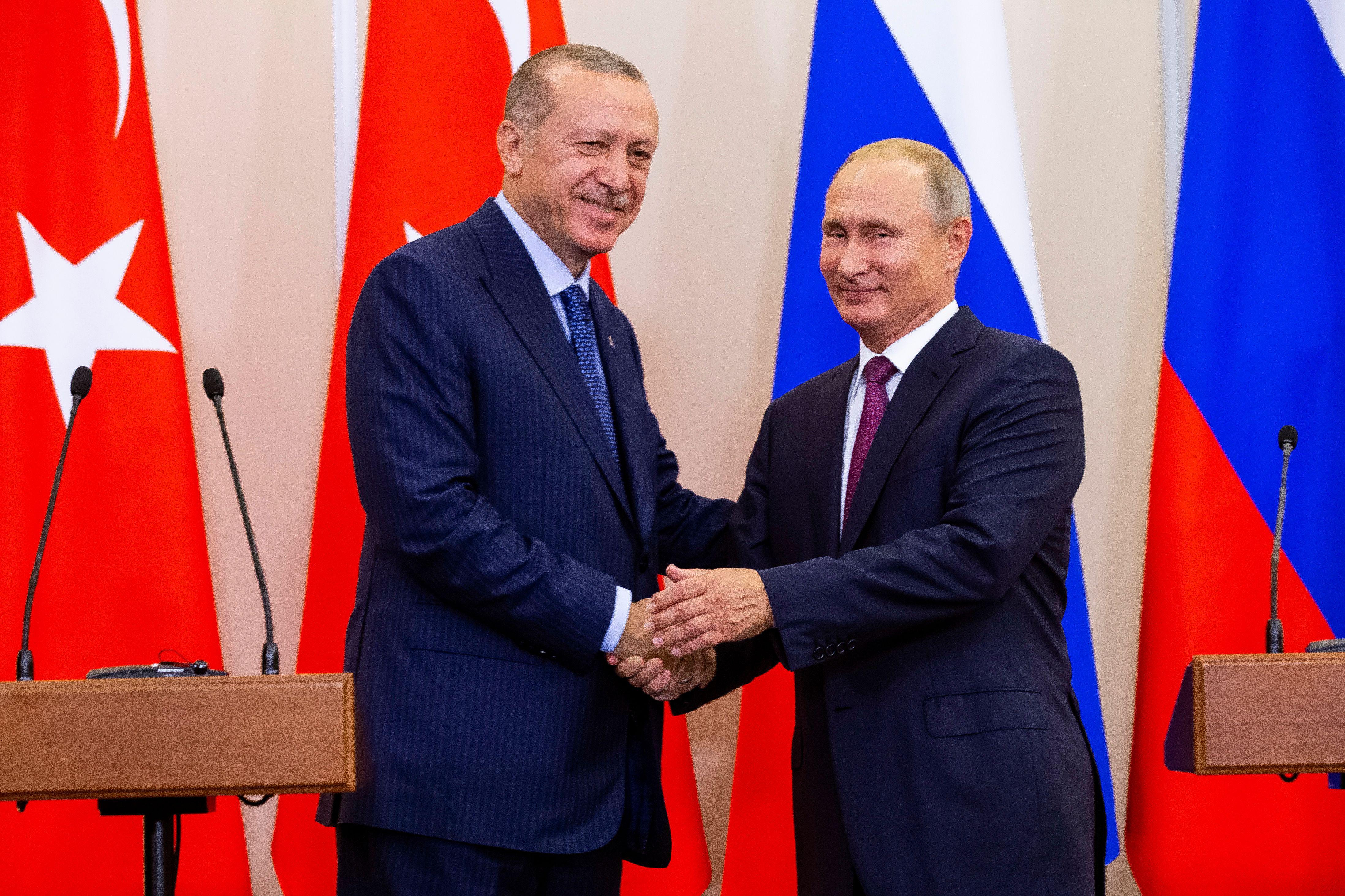 Russian President Vladimir Putin shakes hands with Turkish President Recep Tayyip Erdogan after their joint press conference following the talks, in the Bocharov Ruchei residence in the Black Sea resort of Sochi in Sochi on September 17, 2018.