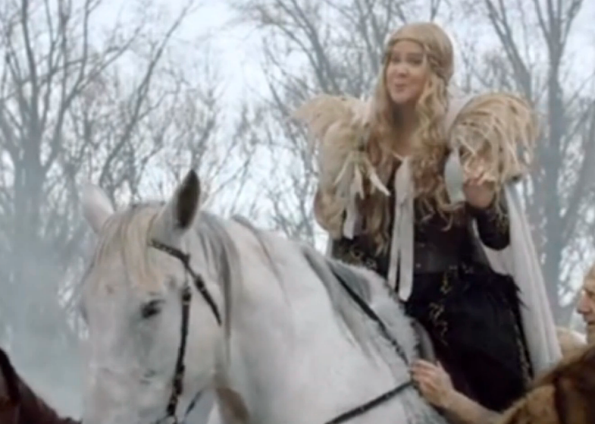 Inside Amy Schumer's Game of Thronesthemed teaser (VIDEO).(02)