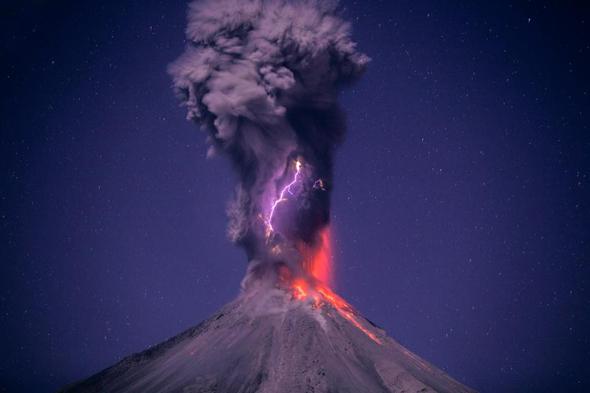 Colima volcano: Eruption with lightning by Cesar Cantu.