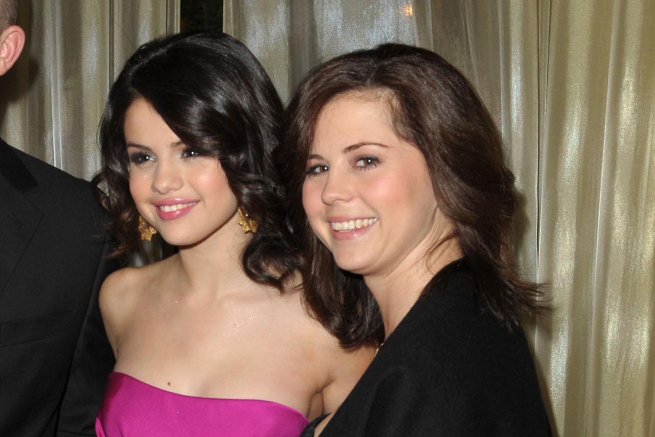 BEVERLY HILLS, CA - DECEMBER 10:  Actress Selena Gomez (C) with her mother Mandy Cornett (R) and step father Brian Teefey (L) attend the UNICEF Ball honoring Jerry Weintraub held at the Beverly Wilshire Hotel on December 10, 2009 in Beverly Hills, California.  (Photo by Kevin Winter/Getty Images for UNICEF)