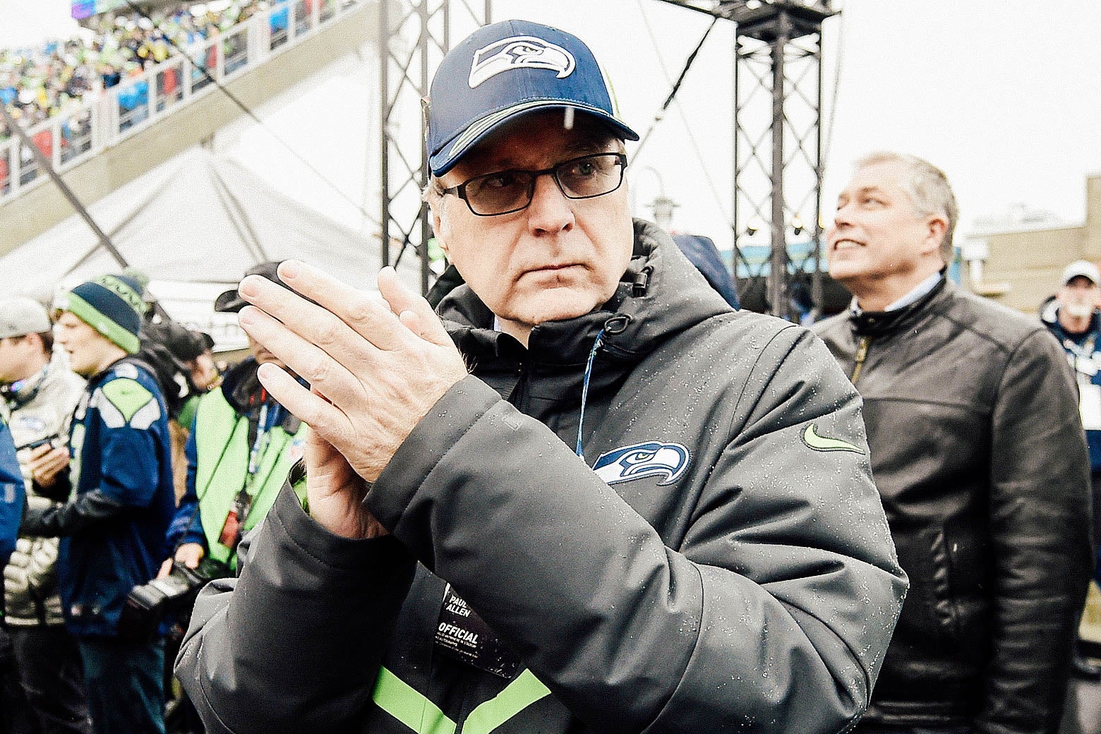 Paul Allen claps at a Seahawks game.