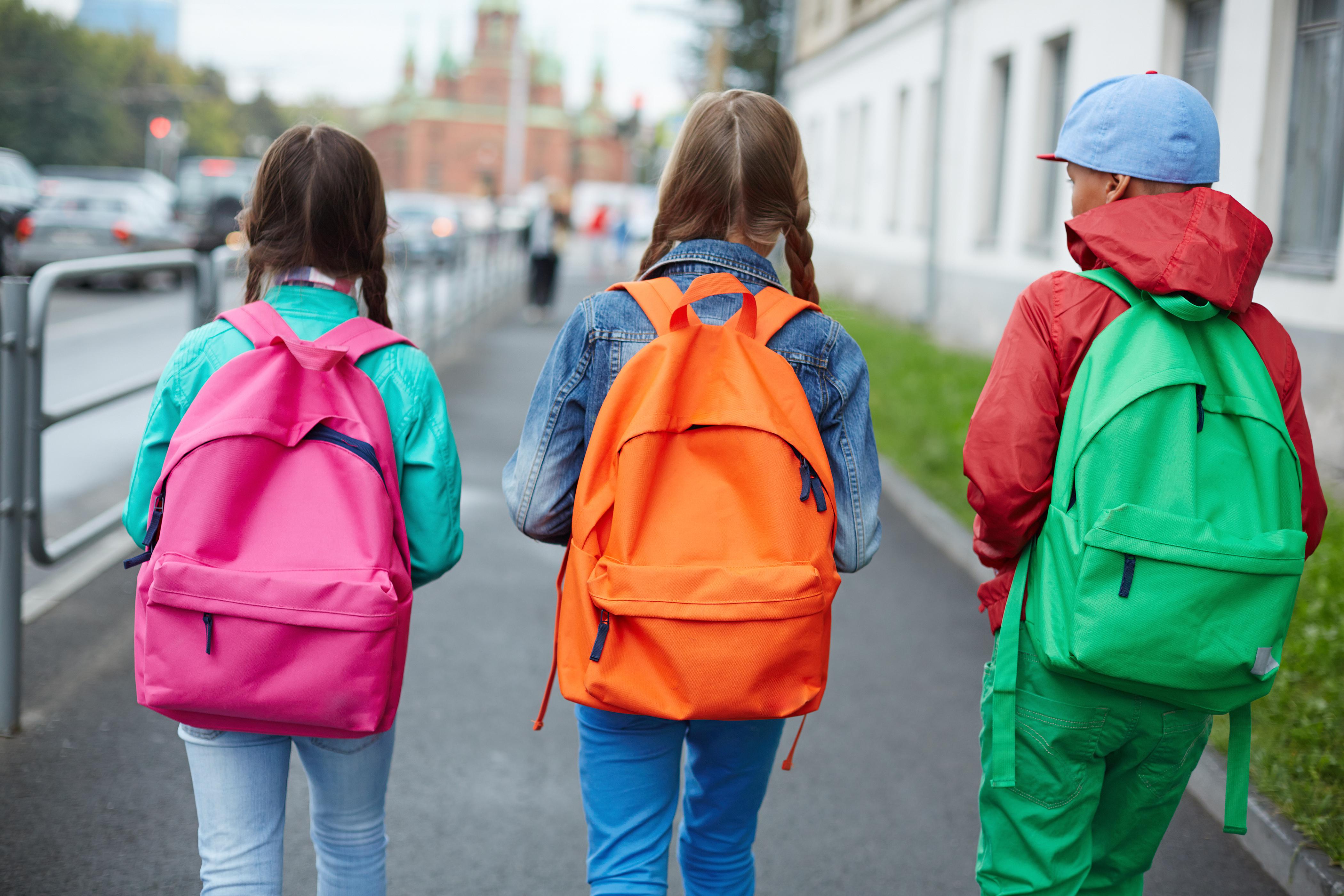 Гулять после школы. Школьник с рюкзаком. Рюкзак для школы. Рюкзак для подростка. Портфель школьный.