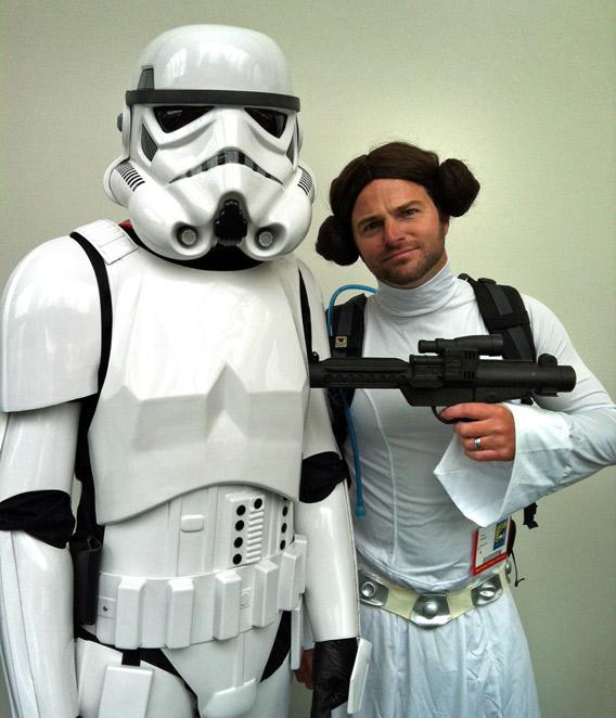 Two Comic Con enthusiasts dressed up as a Star Wars Stormtrooper and Princess Leia.