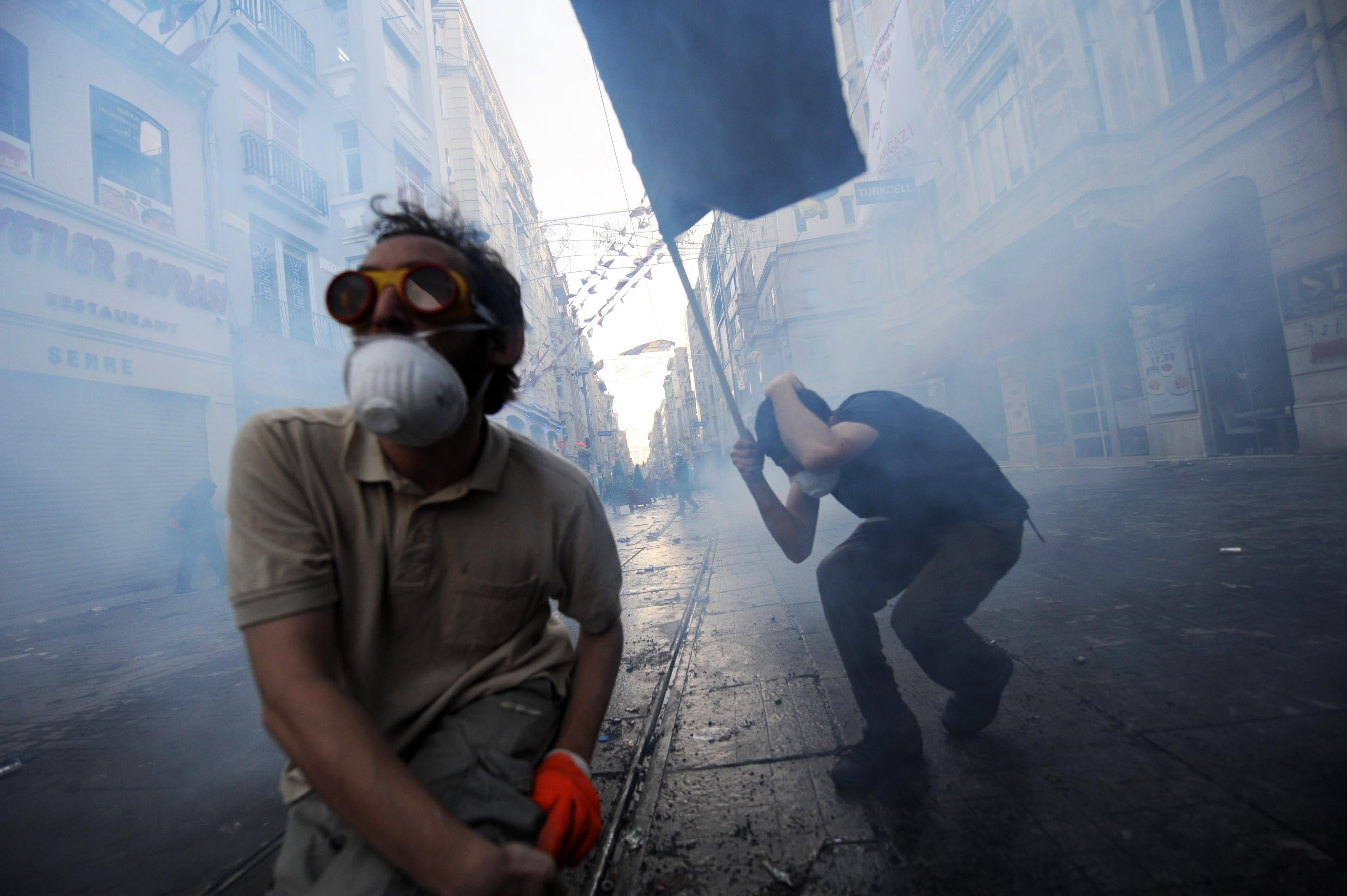 Protestors clash with Turkish riot policemen during a protest against the demolition of Taksim Gezi Park on May 31, 2013, in Taksim quarter of Istanbul.