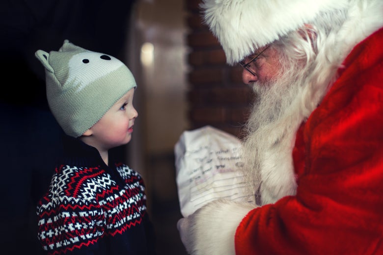 A small child looks at Santa Claus "srcset =" https://compote.slate.com/images/fff1c6c4-8c84-4b0c-964b-6c067b5bc401.jpeg?width=780&height=520&rect=4929x3286&offset=0x0 1x, https: // compote.slate.com/images/fff1c6c4-8c84-4b0c-964b-6c067b5bc401.jpeg?width=780&height=520&rect=4929x3286&offset=0x0 2x